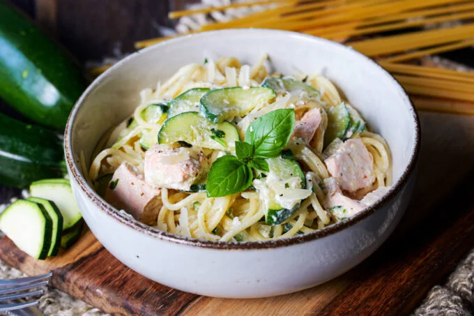 Wenige Zutaten, viel Geschmack – das steckt in meiner Lachs-Zucchini-Pasta